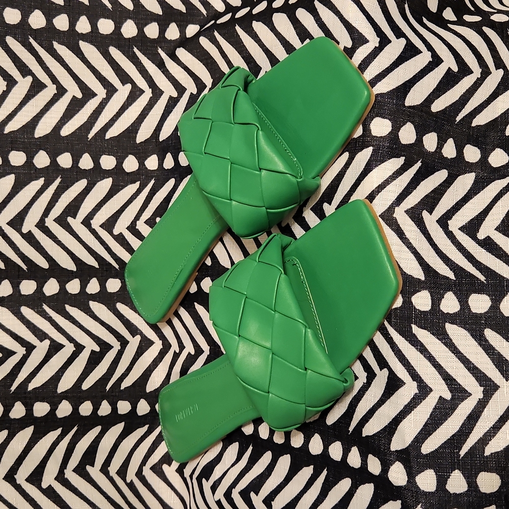 Kelly Green Woven Slides